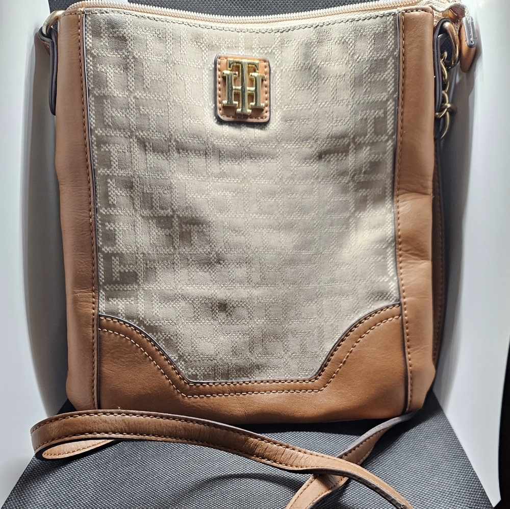 Tommy Hilfiger Classic Signature logo crossbody bag